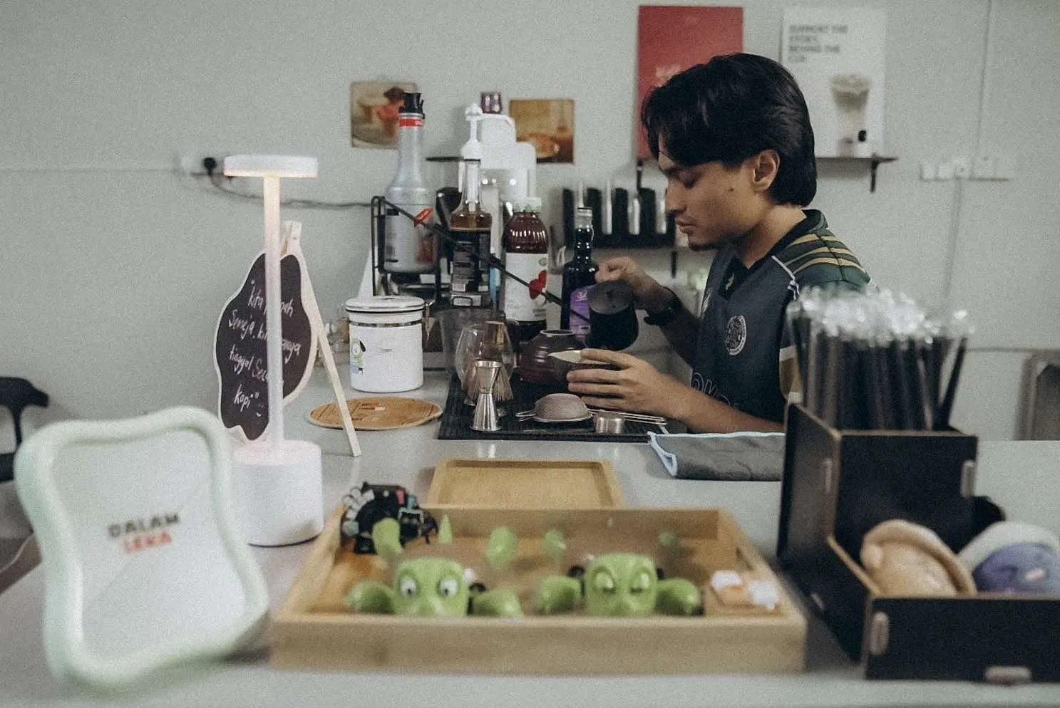 Barista kami menarik espresso