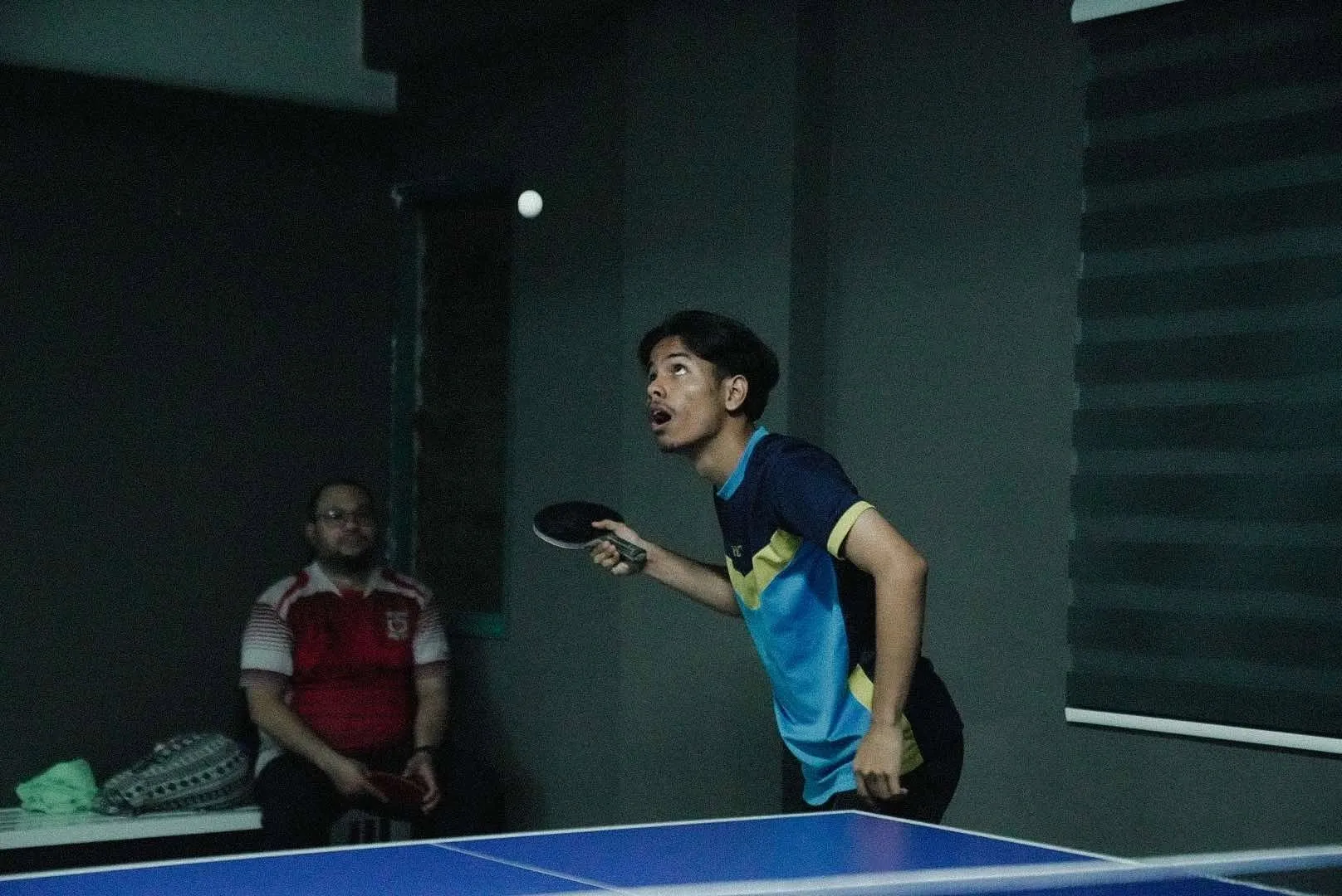 Pemain dalam aksi di dewan pingpong LekaPong